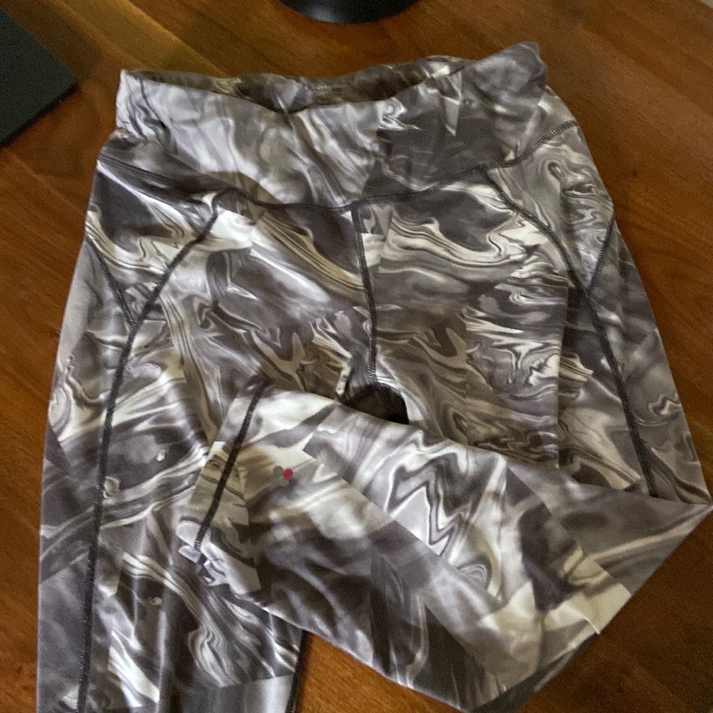 Sweaty Betty medium swirl pattern cropped leggings